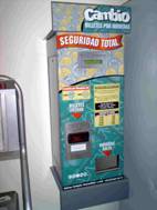 Máquina de cambio de billetes por monedas instalada en un pasillo