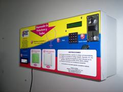 Dispensador de tarjetas instalado en pared, con teclado y pantalla de selección